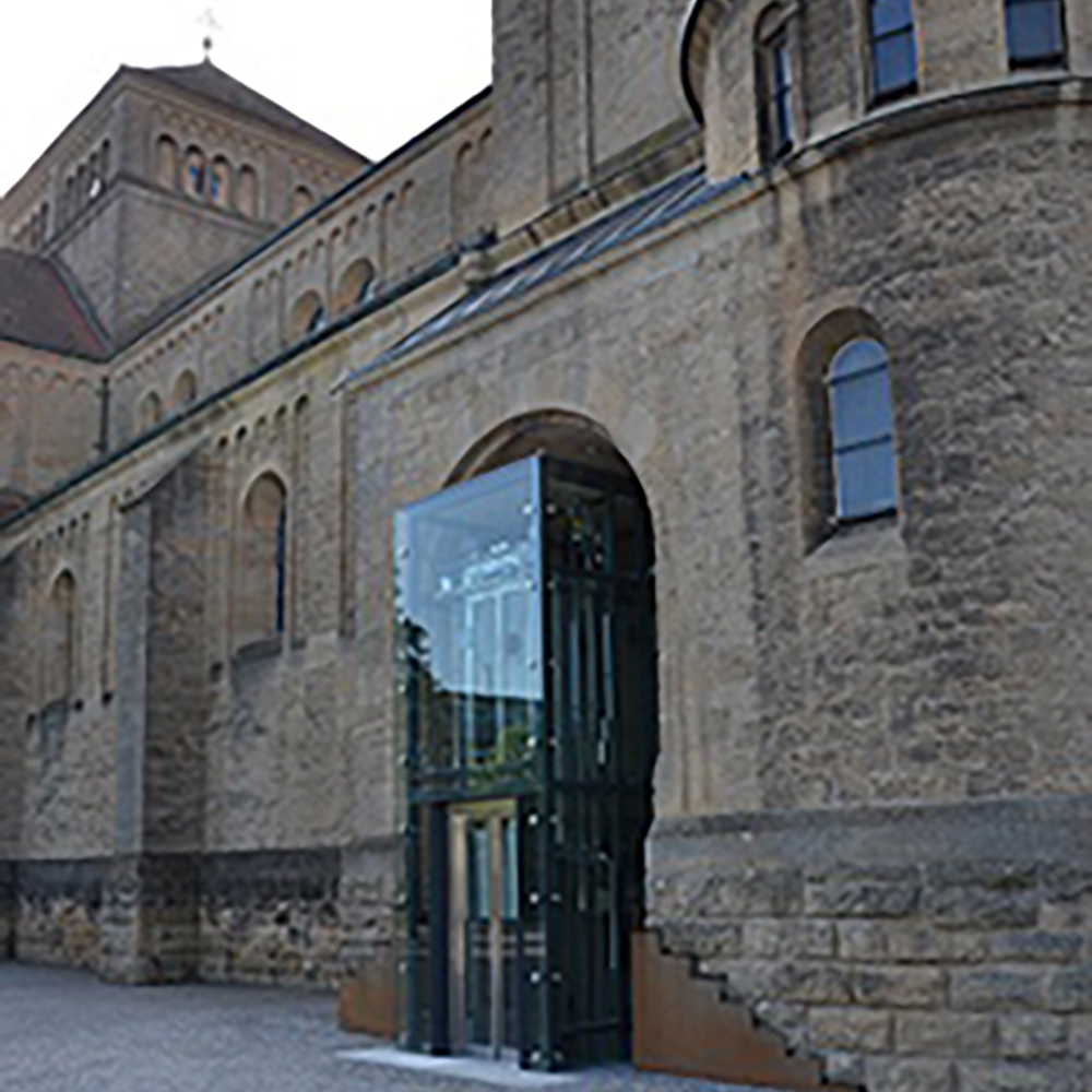 Außenaufzug einer Kirche in Stahl-Glas-Einhausung